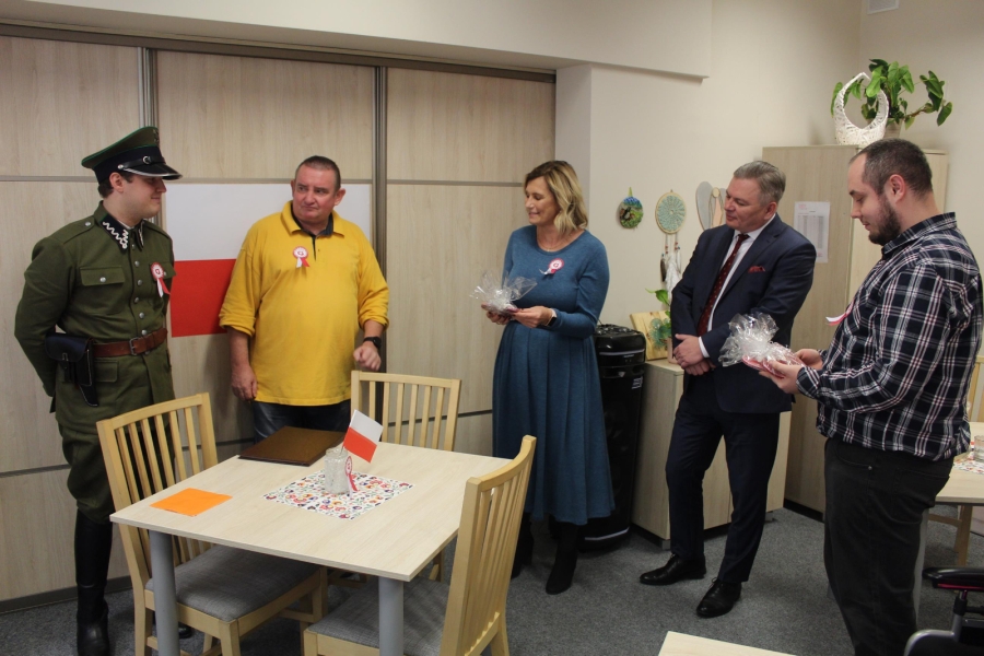 9 - Pani Kierownik ŚDS w Gryfinie wręczająca prezenty zaproszonym gościom.